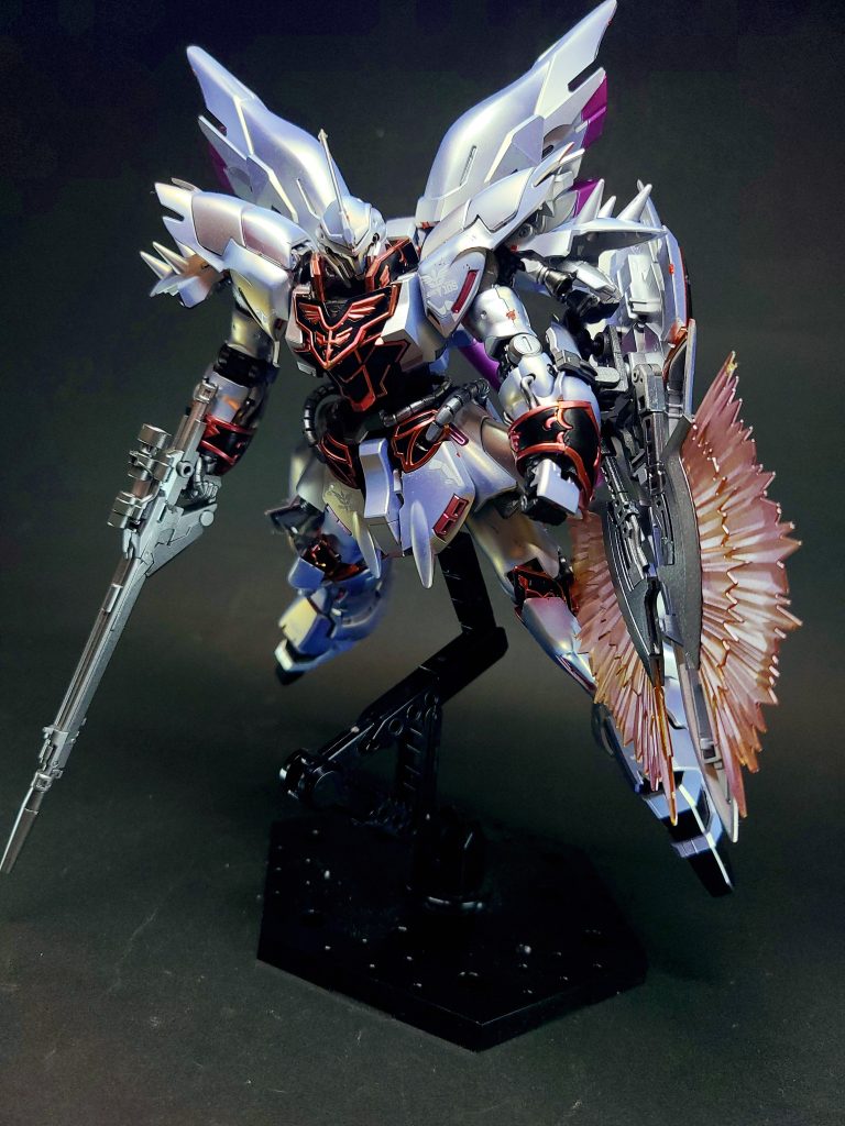 ネオ・ジオン残党軍「袖付き」の首魁であるフル・フロンタルが搭乗し、真紅に染め上げられた機体が青い残光によって彗星の如く軌道を描きながら戦場を高速移動するその姿から、パイロットのフロンタルと共に「赤い彗星の再来」と渾名され、総帥シャア・アズナブルを失い士気の低下したネオ・ジオンの崇拝と士気高揚の対象となり、地球連邦軍からは脅威の対象として恐れられていたとされる。