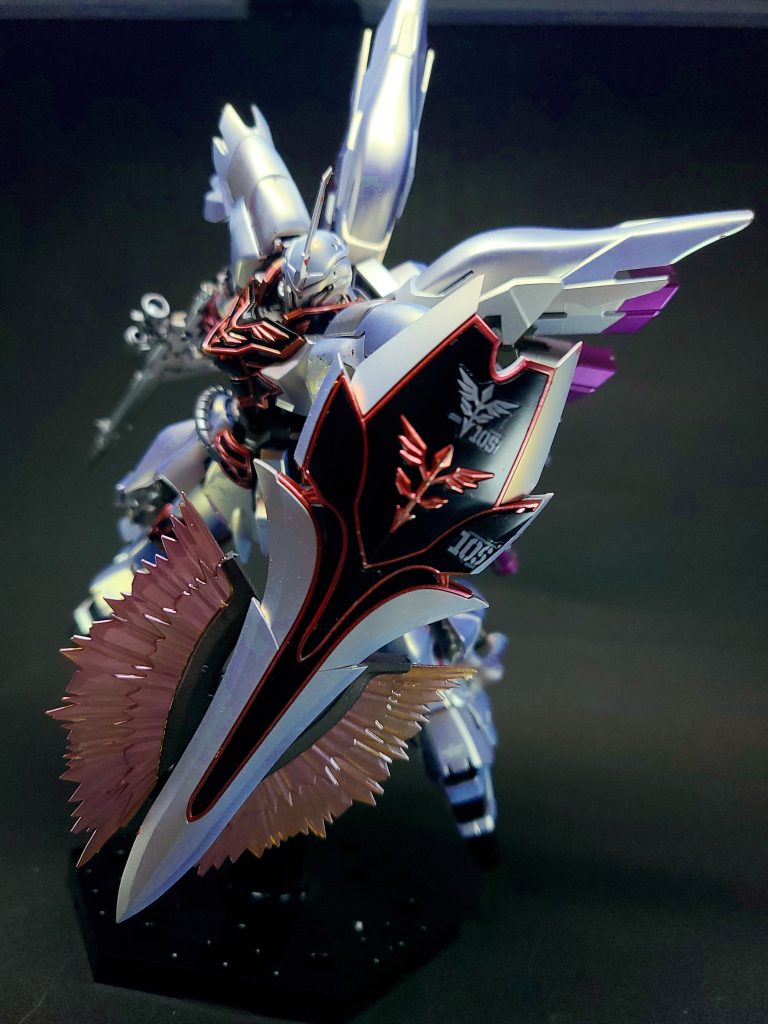 ファンネルなどの直接的な武装としてのサイコミュ兵装は持たないが、ニュータイプパイロットの思考波をMS内部のサイコフレームに感受させ、パイロットの脳内操縦イメージを機体の挙動へダイレクトに反映させるサイコミュ思考操縦システム「インテンション・オートマチック・システム」を搭載しており、MS単体の機体制動・追従性・機動性を極限にまで突き詰めて設計されており、通常の手動操作を凌駕する反応速度と動作精度を誇る。これによりサイコミュによる直接的な兵装なしに機動性のみで当代随一の機体として完成した[12][注釈 1]。操縦補助以外にも、開発側が意図していなかった機能として、乗り手の意思を汲み取るこのシステムを搭載する「UC計画」によって誕生した3機（ユニコーン、バンシィ、シナンジュ）は、パイロットのニュータイプ能力に呼応し、サイコフレームが最大共振すると、第二次ネオ・ジオン抗争時のνガンダムと同様に、虹色の光の力場「サイコ・フィールド」を機体から発し、他のMSとは一線を画する超常的な力を見せた。