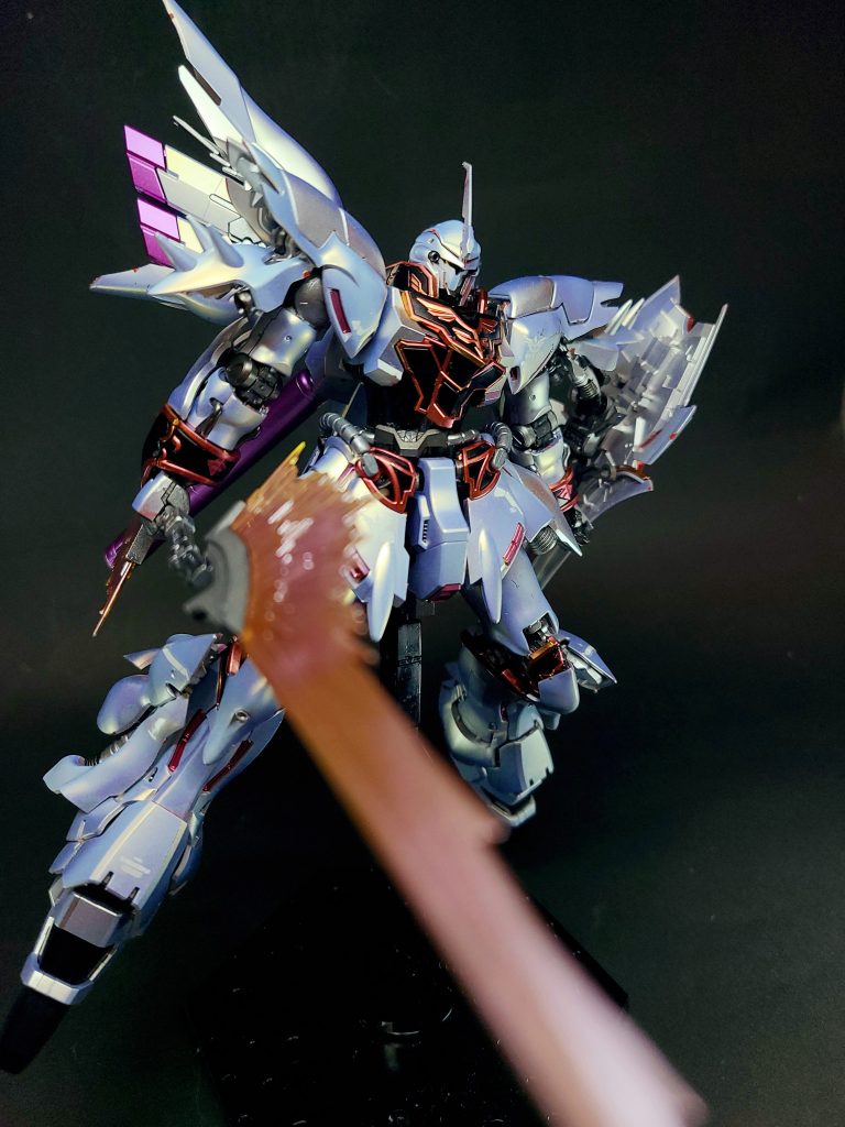 バックパックと両脚脹脛の左右側面に備えたフレキシブル・スラスターと、全身に配された多数のスラスター群により、いかなる姿勢においても高い機動力を発揮する。背面の推力偏向スラスターは猛禽類の大きな翼を想起させるような形状になっており、最大出力時には羽ばたくような挙動を行う。背面の推力偏向スラスターの下部には、サザビーのものよりも大型のプロペラントタンクが配置されており、戦闘ではこれを意図的に切り離すことで囮としても利用した。その高機動性は、インダストリアル7から脱出したネェル・アーガマを攻撃する際、周囲の無数のスペースデブリをまったく意に介することなく高速移動しながら戦闘していることからも窺える。フレキシブル・スラスターの進化と可動域の拡大により機動性能は更なる強化を遂げ、スタインで実証テストを重ねた後に段階的に行う予定であった「超高機動モード」への移行を一足飛びに導入した[8][16][注釈 1]シナンジュは、通常のMSには実現不能なアクロバティックな機動戦闘を行うに到った。