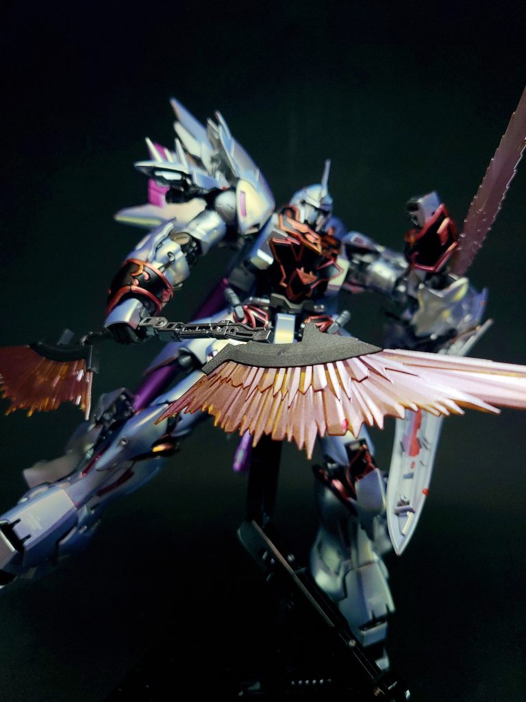 本来スタインはあくまで実験機であったこともあり、装甲の耐弾性には不安があったが、シナンジュの装甲は耐ビーム・コーティングが一般的なMSの2層構造より3層も多い5層構造へと強化されている。ネオ・ジオン残党軍を実質的に牽引するフル・フロンタルがフラッグシップ機として搭乗することもあり、パイロットの生存性を高めるためコックピット・ブロックは全面をルナ・チタニウムX系の材料で覆ったことで、スタインより遥かに防御力は向上し実戦機として充分な強固な装甲を有した[19][注釈 1]。また、シナンジュとその直属の親衛隊機やエース・パイロット機の、袖や襟のような装飾のエングレービング部分は、ガンダリウム系の新合金（ルナ・チタニウムXとする説もあり[20][注釈 1]）が採用され、一般機より装甲が強化されているとする説もある。