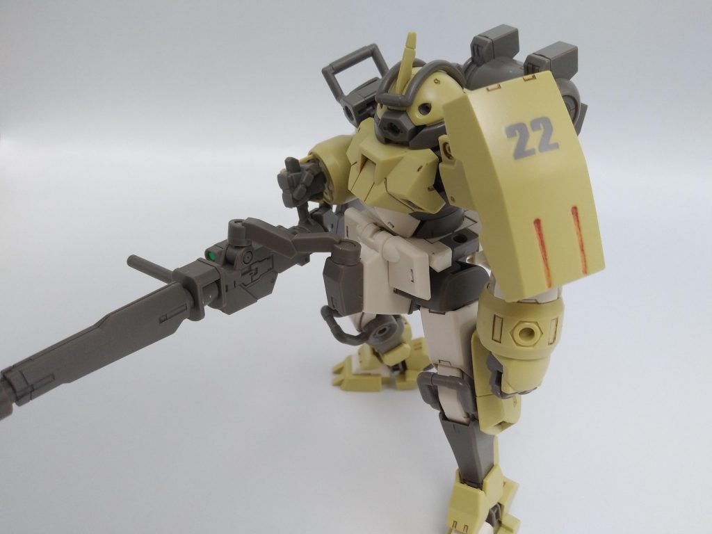 せっかくスナイパー持ってるので。旦那さんに言われて気づいたのですが、水星のキットって明確にデカールないんですね...でもせっかくの専用機なのでチュチュ→twotwo→22にするか!みたいな感じでとあるデカールから拝借しました。余談ですが、墨入れは部分によって色変えるという謎のこだわりをもっています。せっかくある色使わないのもったいないってのもあります。笑