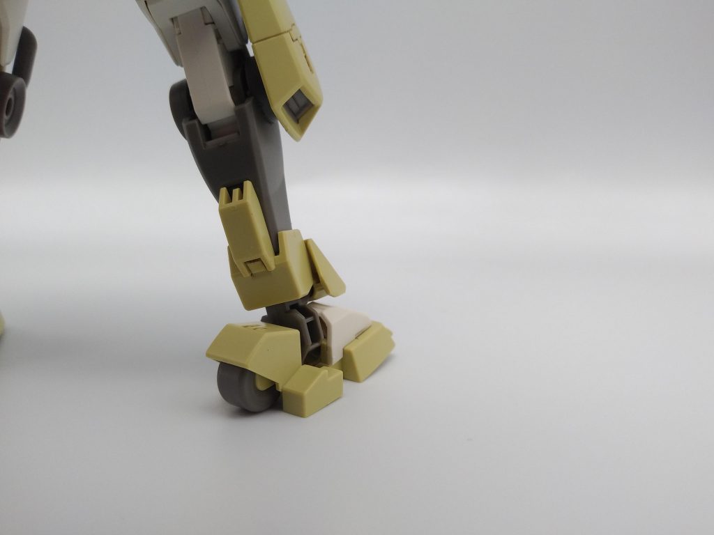 よく見るとかかとがローラーになってるのですね。機動力重視ですかね?説明書の機体の説明に面白い事がかいてあったので、お迎えする機会があったらぜひ読んでみてください!