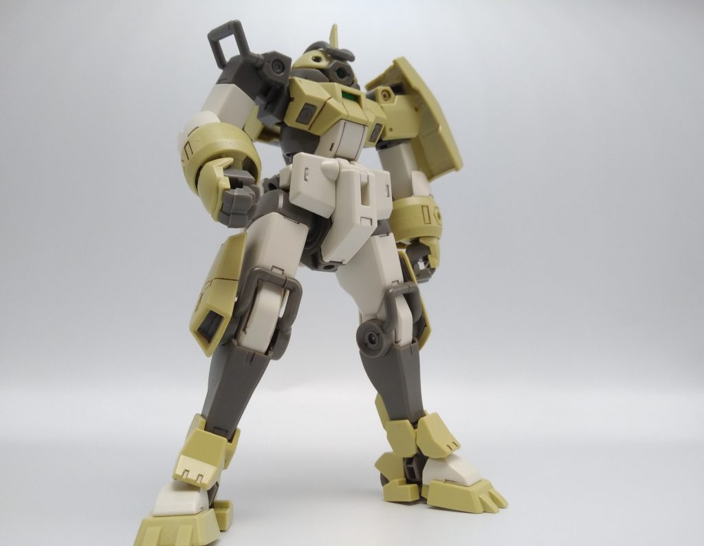 組んでて思ったんですが、めちゃくちゃキットがよい。変な合わせ目ないし組み立ても楽だしパーツの形もかっこいいし色も足りてないところがない...強いて言うなら若干立つのがへたっぴ...でも可愛いからいい。