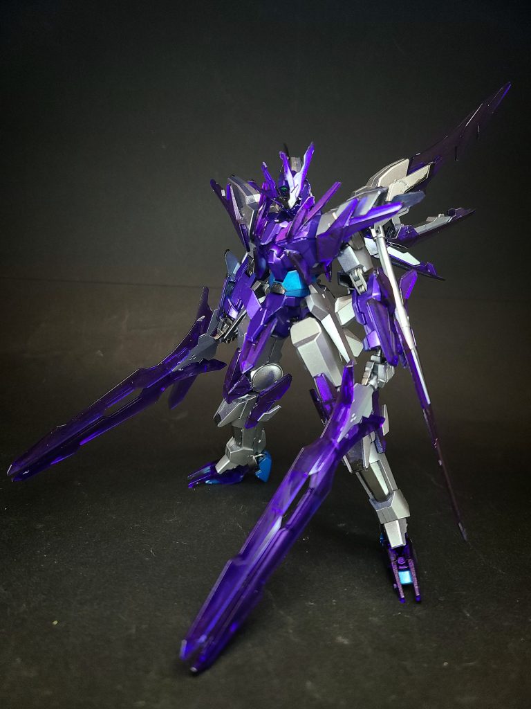 主兵装のGNパルチザンⅡは、トランジェントのGNパルチザンと異なり可変機構は持たないが、ガントレットに装着した状態でも使用が可能。また、凍結攻撃はGNパルチザンⅡのリーチ以上の射程を誇る為、相手の意表を突いた攻撃が出来る。