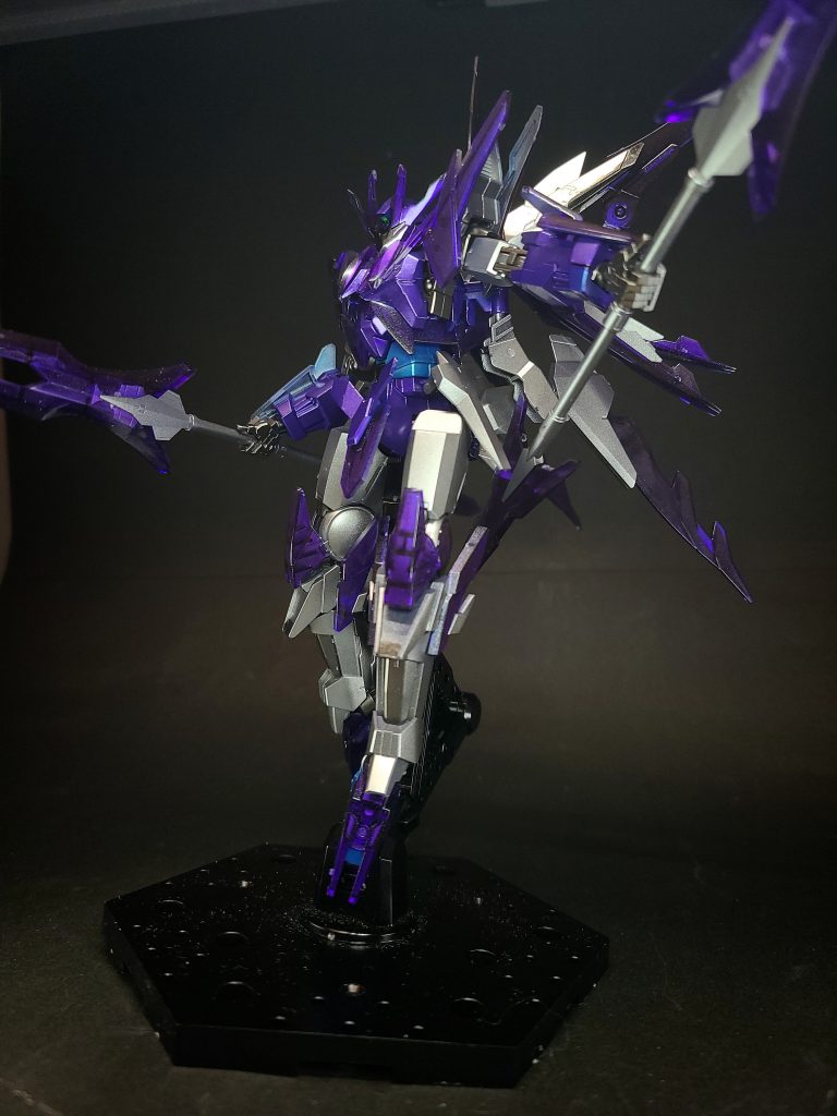 武装・必殺攻撃 GNパルチザンII本機の主兵装で、機体の全高に匹敵する大型の槍。両端に大きさの異なる刀身を備え、刃はクリアパーツで出来ている。2本に分割して使用する事も可能