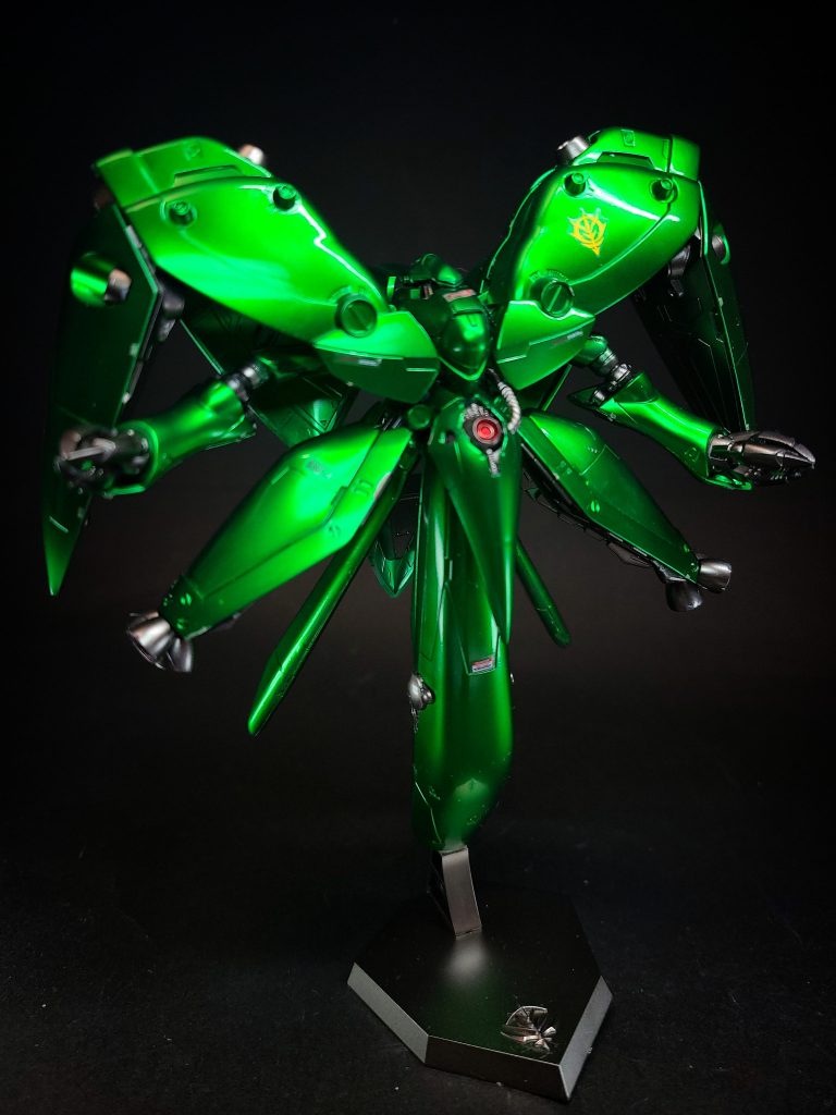 宇宙空間での戦闘力を追求しており、脚部は持たない[2][注 1]が、高出力のジェネレーターと大推力のスラスターを有する[4]。有線クローアームのオールレンジ攻撃を可能としているが、制御にはパイロットに多大な負担をかけることとなる[2]。また、ノイエ・ジールにはサイコミュ用の回路を搭載していないため、脳波制御は行えない[3]。