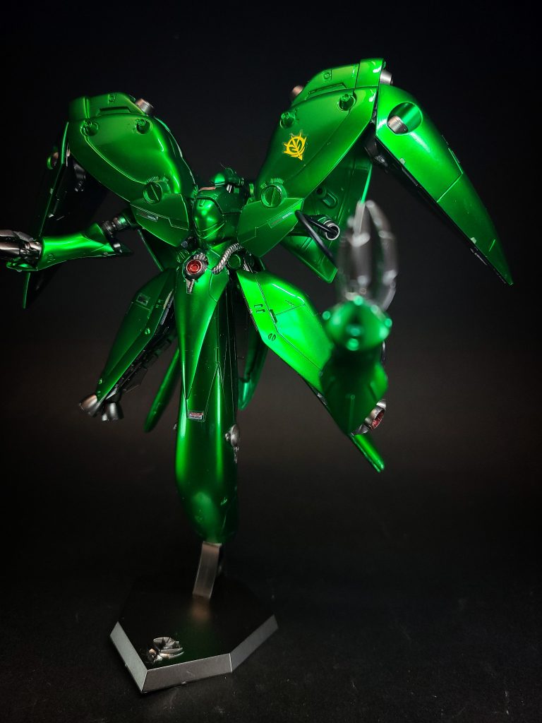 武装・装備有線クローアーム有線式で延伸可能。掌部にはメガ粒子砲を有しており、射出中もクローにより掴みの動作が可能。非使用時は機体肩部に折り畳まれる[注 2]。クローのパワーは非常に大きく、ルナ・チタニウム構造材を握り潰す[6]ほどの威力を有する。有線制御により擬似的なオールレンジ攻撃も可能となっており[7]、その際はコンピュータによって補助が行われるが、それでもパイロットへの負担は大きいとされる。