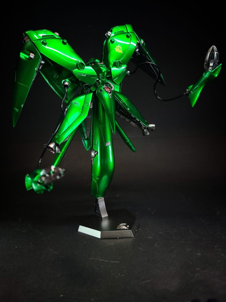 劇中での活躍劇中ではアクシズ艦隊からデラーズ・フリートへ引き渡され、地球にスペースコロニーを落下させる星の屑作戦の最終段階時、その防衛として戦線に投入される。コンペイトウから出撃してきた地球連邦軍の追撃艦隊を奇襲し、戦艦を次々に撃沈する。