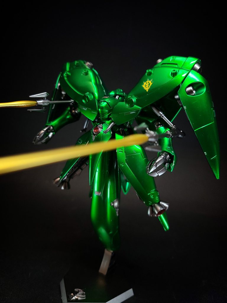 サブアーム先端部にメガ粒子砲とビームサーベルを兼ねる砲口を有する。非使用時は肩部ブロックに格納される。Iフィールド・ジェネレータービーム兵器を無効化するフィールドを成形する。左右の肩部バインダーに1基ずつ、背面テールバインダーに2基の合計4基を装備[7]し、機体全周囲をカバーする。なお、設定画稿の説明書きでは2基が指定されている