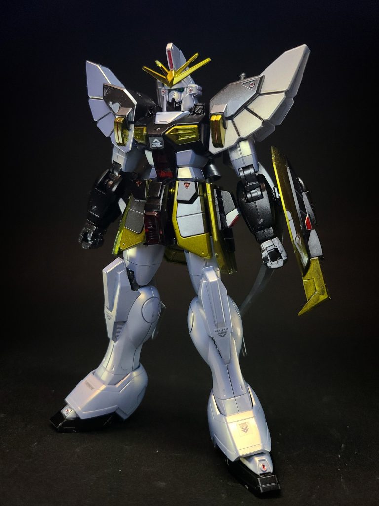 砂漠などの高低温環境や不整地での運用を目的に設計され、ほかのガンダムよりも堅牢な装甲を生かした白兵戦を得意とする[2]。また、ほかのMSの隊長機として運用するために通信機能が強化されており[3]、額には砂嵐においても機能するサブ・カメラが設置されている[4]。ほかのガンダムにはない機能として、自爆装置を作動させるとコックピットの扉が開き、パイロットを脱出させたのち、自爆に巻き込まないようにある程度前進するプログラムが組み込まれている