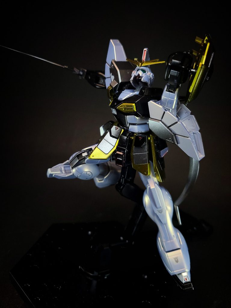 武装ヒートショーテルエチオピアの刀剣ショーテルをモデルとした二振りの大剣[2]。あらゆる環境で高い切れ味を発揮し、高熱の刃としても機能する[2]。機体改修前後で斬りつける向きが異なる（改修前は内縁側、改修後は外縁側）。劇中ではリーオーに投げつけて両断する場面がある。EW版では刀身が大型化し、グリップが折り畳み式になり、バックパックへの懸架位置も変更されている。テレビ版のサンドロック改同様に外縁の刃で斬りつける。