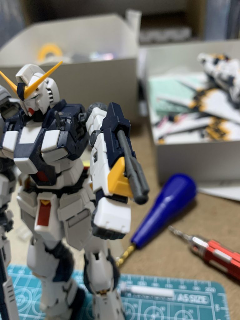 腕部分のライフルはジャンクパーツ切り出して移植。黄色部分はカット