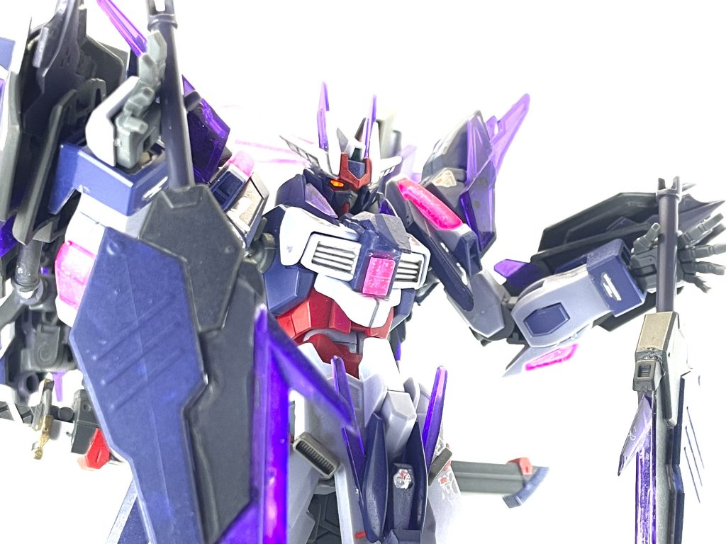 頭部フェイスはアリオスガンダムに変更してます。目は流行りの蛍光塗料で発光をイメージ。