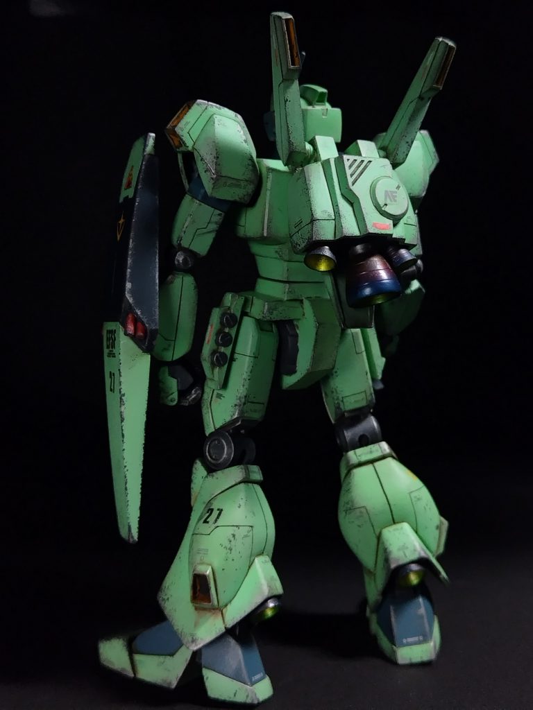 頭 カメラ周りを削って形状変更。おでこは少し大きく。バルカンポッドは幅増し。首にはボールジョイントを仕込んで動くように。胴 胸を設定に近づけるようにプラバンとパテで形状変更。腹で切ってポリキャップを仕込んで回転軸追加。肩にもボールジョイントを仕込んで可動域を拡大。腰 ふんどしを幅増し。股関節はボールジョイントでハの字にできるように。腕 上腕部に回転軸を追加。足 ふくらはぎのスラスターのところのボリュームがあり過ぎに感じたので少し削って細く。バックパック 突き出た2本のスラスターを幅増し。ノズルはあまり動きませんが、ここもボールジョイント入れてます。ビームライフル 幅増し。あとは各所にスジボリとマイナスモールドの追加。