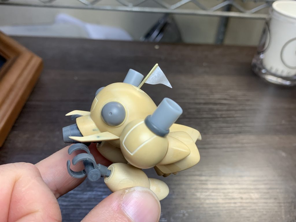 旗の布は プリント用紙を瞬間接着材で貼りつけ、波打たせて動きをつけてから瞬間接着剤を全体に染み込ませて固めています。以外に強度があるので慎重にやればヤスリ掛けも可能です。