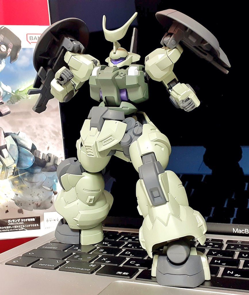 どーん!どうじゃ!後、まっすぐ立たないで、蟹股に構えると短足に見えない気がする。多分、きっと…