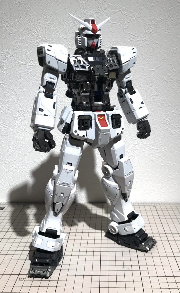 白い外装だけつけた状態。ちょっとνガンダムカラーっぽい。