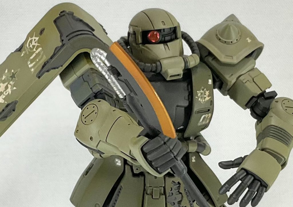 もとのモノアイが気になった為、wabeのディテールパーツにHアイズを接着し少し大きめに。他は肩の合わせ目消しと既存モールドをスジボリ…付属の水転写デカールをペタりました