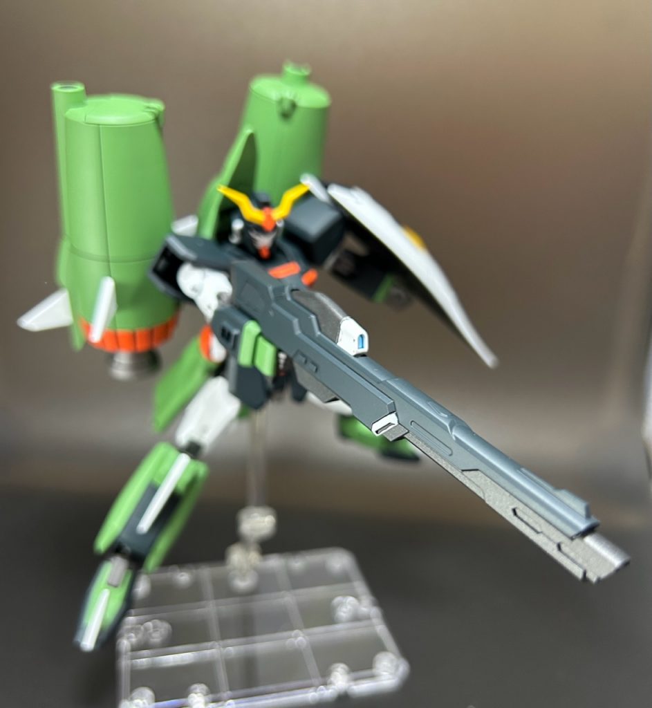 ビームライフルとシールド、機動兵装ポッドは1/100カオスガンダムの物に交換しているので、それぞれ結構な大きさです。設定上、MA形態時を考慮して小型のシールドを云々とあったのですが、元のライフルとシールドが貧弱な感じがしていたので、思い切って交換しました。