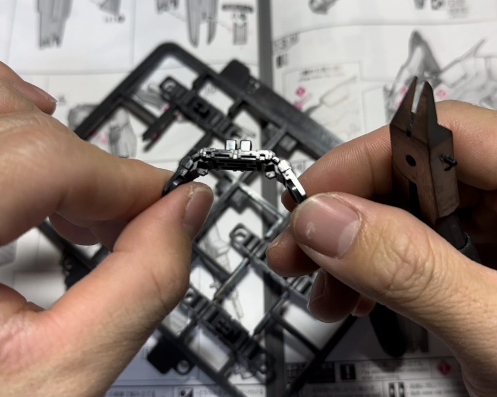 制作時の様子③フィンファンネル内部の謎パーツがランナーから切っただけで、もうギミックが搭載されてるのは驚きました!なんだこの技術は!?