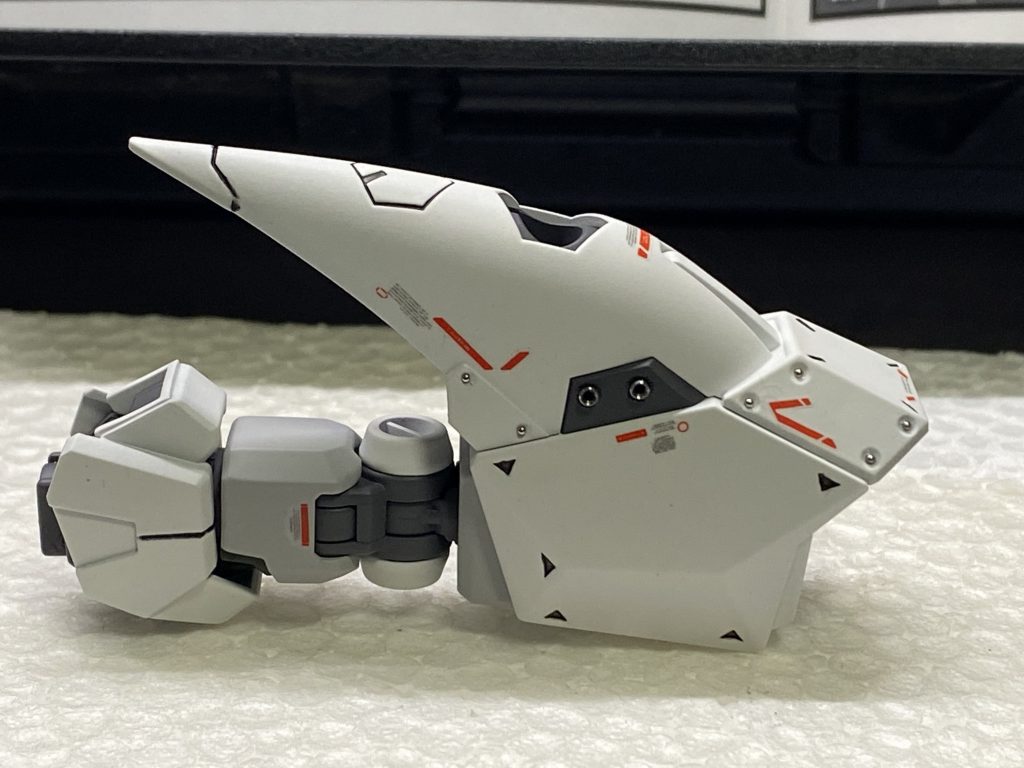 腕にも小型スラスターを追加しています。