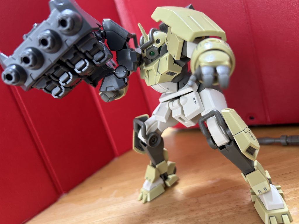 そしてこの機体、色んなところに3mm穴が開いてるので拡張性もバッチリなんですね。という事で…でっけえ拳を追加装備!チュチュといえば拳!「スペーシアンなんかぶん殴ってやる!」