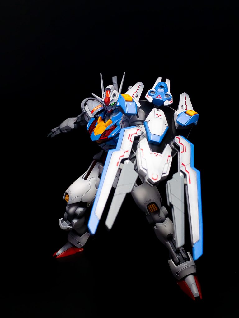 透明プラ板で合体分離の瞬間を再現。エスカッシャンは磁石接続により余剰なしでの合体が可能です。