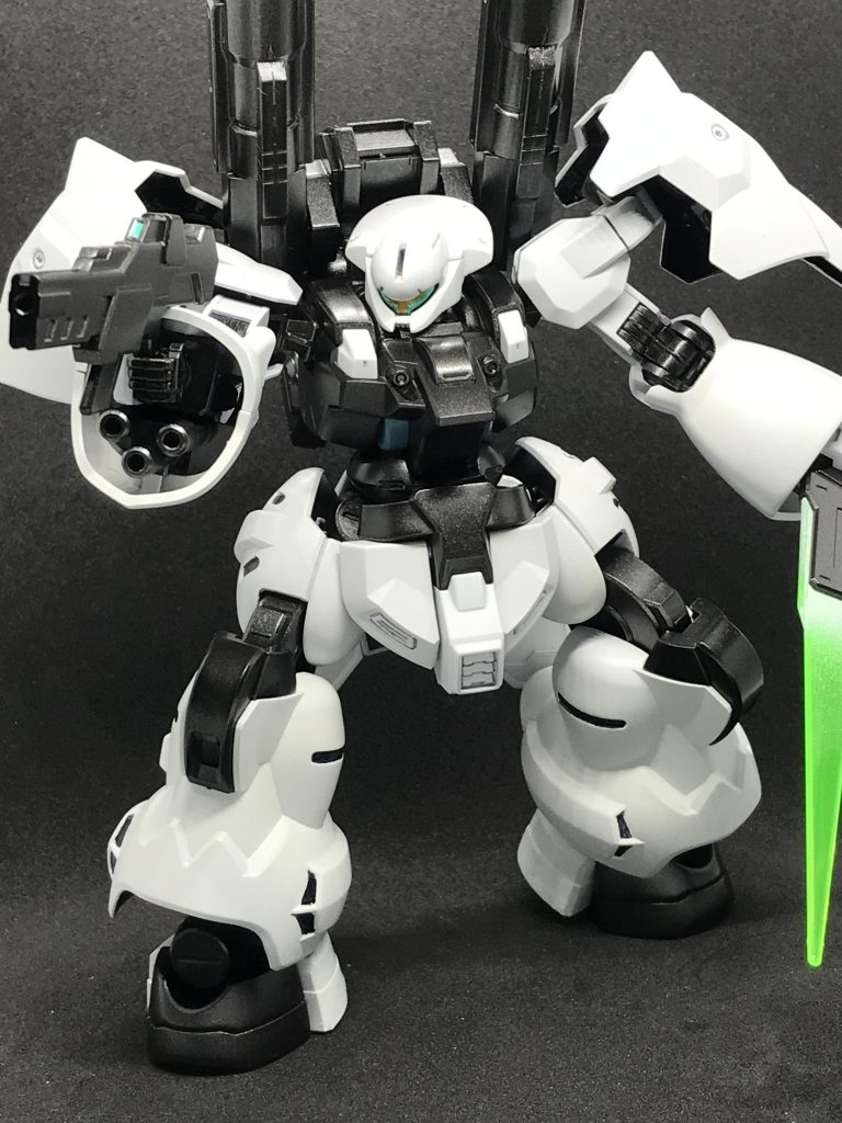 武装は肩部ビームキャノン×2、腕部三連ビームバルカン×2、胸部バルカン×2、ビームライフル、ビームトーチになります。たくさん並べて弾幕張って防衛してガンダムにやられるイメージです(^ω^)