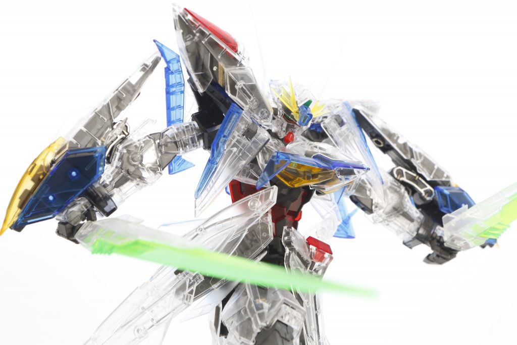 白背景、可視光下でバストアップ。なんかシンカリオンみたい…。鼻の下は赤いパーツが透けてしまうので、黒鉄色でマスクしてます。