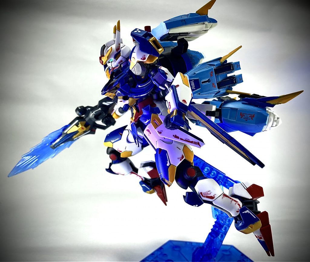 最初はシンプルに塗装だけで終わりにする予定だったのですが、塗装が終わった後に模型屋に売れ残ってたプトレマイオスアームズを発見し、つけてみたら良い感じになりました！GNドライブがついてると一気に00系の機体に見えてきます。脳内設定ではプトレマイオスアームズもビット兵器としてつかえるという設定です。