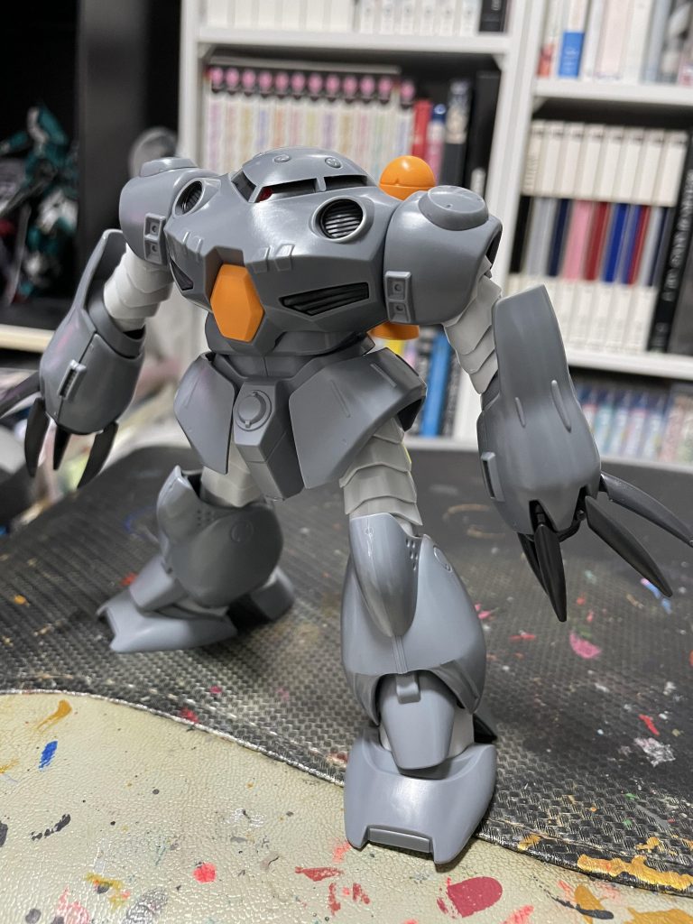 素組みです。かなり昔のHGなのでだいぶ簡素な作りですが、プロポーションは素晴らしいです。素組みだとかなりおもちゃっぽいですね。