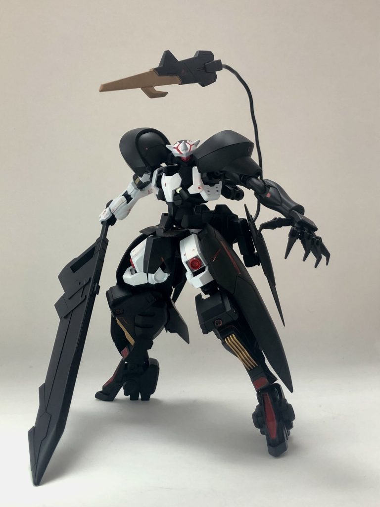 テイルブレード展開状態です。腰にルプスレクスのバックパックをまるごと接着しているので、テイルブレードの可動自体はキットのままです。