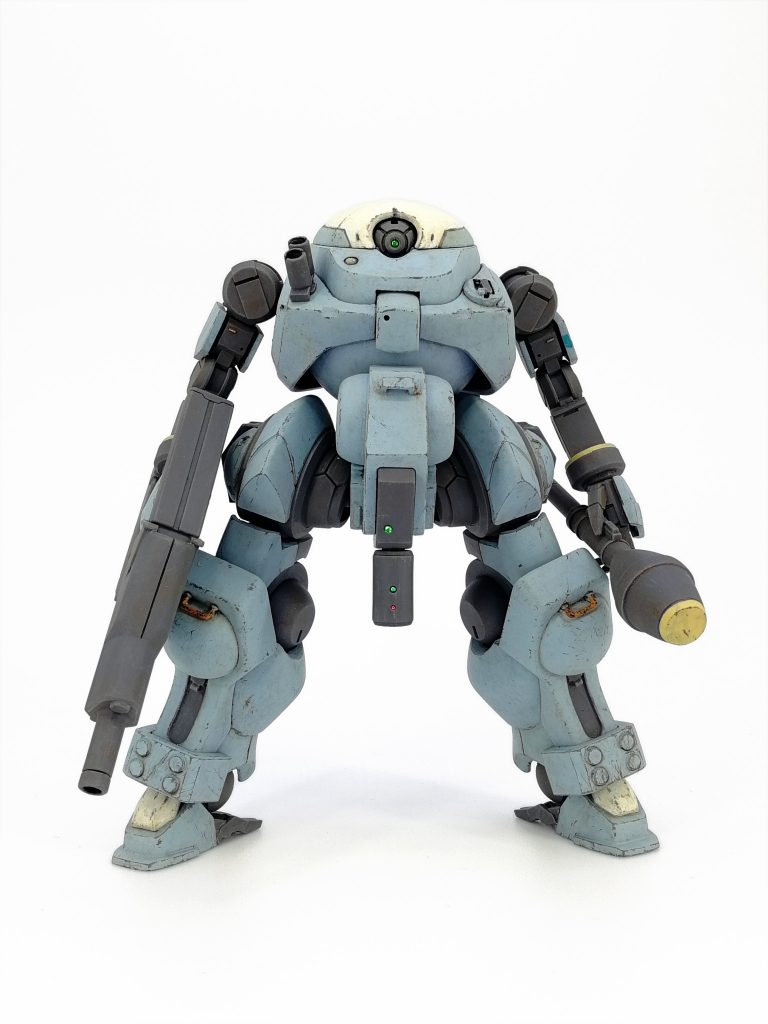 設定的なのグリモレイルは世界で最も普及した軍用WTとして知られるが、実のところそのほぼ全てが開発元である皇国の武器輸出規制を避けるため合衆国で生産されたOEMモデルである。現代においては合衆国と皇国の共同開発によるゲイレモアタイプがその正当な後継機種として転換普及を進めているが、純血の後継機とでも呼ぶべき第三世代機が存在する。それが本機、グリモレイクスである。グリモレイルの血統にあり、ゲイレモアとも一部を共有する設計となっているが純粋な皇国系技術の発展形であり、運用思想においても国土の７割を森林、山岳で占められた皇国での運用を前提とした機体となっている。ゲイレモアとのハイ・ロー運用のロー側の機体という体裁で開発されているが実のところ配備されているのは最精鋭部隊である第一機械化空挺師団をはじめとする「最悪の情勢下において自力運用が求められる」部隊に優先的に配備されており、少なくとも皇国内の防衛戦においては環境に最適化された設計によってゲイレモア以上の性能を発揮すると言われている。およそ4ｍを超える主力ＷＴの中において一回り小型の3.5ｍ、ライトクラスＷＴ並みの機体として完成されている。実のところブルースランドにおいて偽装運用されていたグリオファーは本機の動力系と足回りの運用テスト機である。少数が実働データの蓄積を目的として皇国系民間軍事企業に譲渡され運用されているが希少な機体であり、ゲイレモア以上にグリモレイルとの区別が困難な外見をしているため現地においては「異常に強いグリモレイルのカスタム機」が居るとして認識されることも多い。