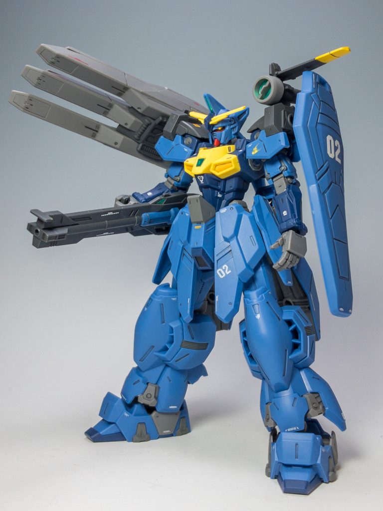 フロントビューです。ノーマルのスリムなプロポーションからは打って変わって、マッシヴなスタイルです。下半身はかなり新規パーツが多いですね。