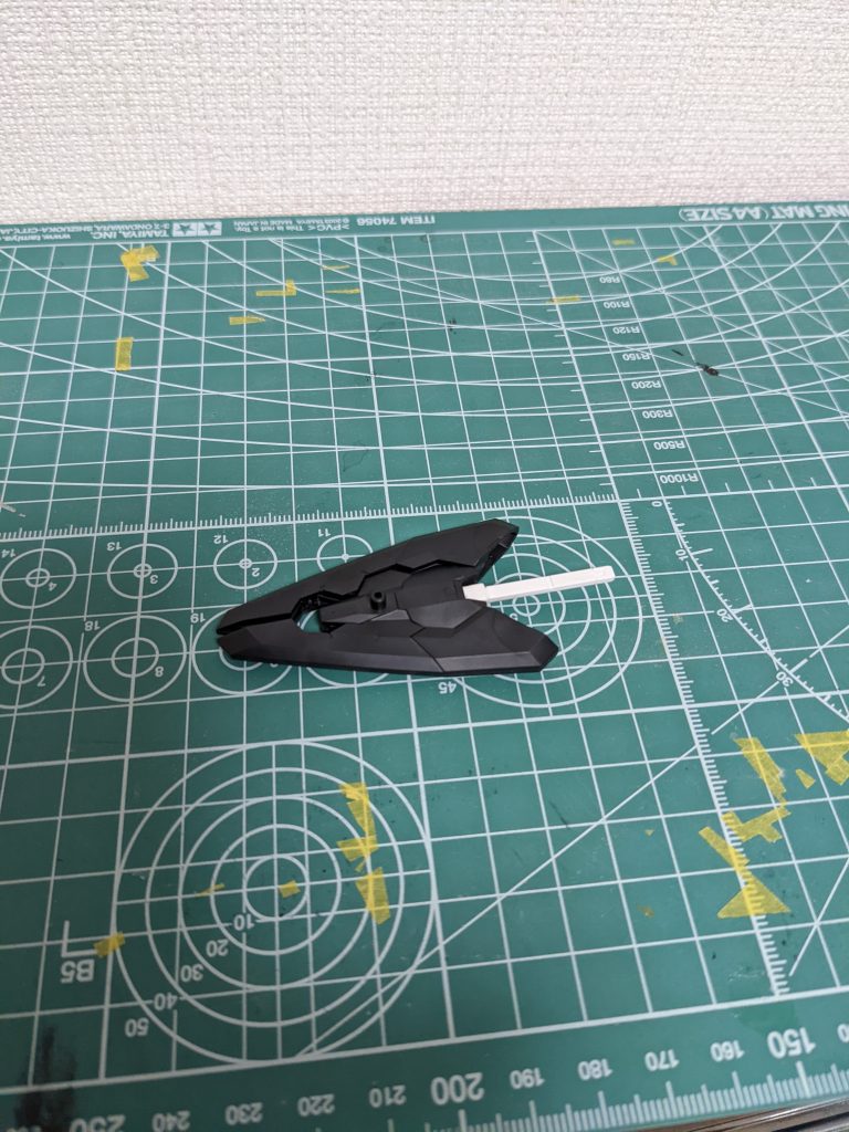 トライスラッシュエッジシャイニングソードが差し込める様に加工しました。シャイニングガンダムは手首の規格が特殊過ぎるので他の武装が持てないのが難点ですね…… 