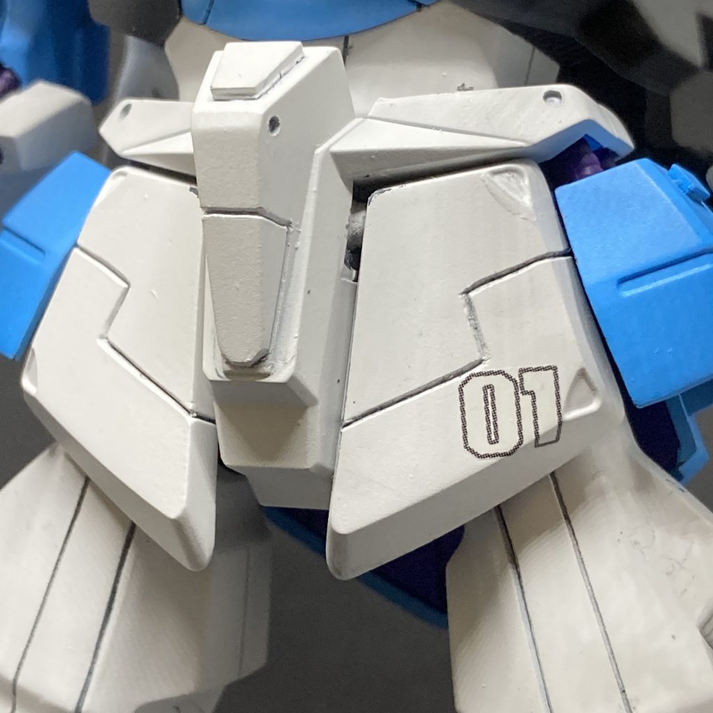 そしてこのフロントアーマーに付いている｢01｣という数字自分の実名に｢1｣が入っているので採用しました👍✨️水転写デカールをおそらく初めてor超久しぶりに使ったので上手く貼れるか心配でしたが、何とか綺麗に貼れて安心しましたε-(´∀｀;)