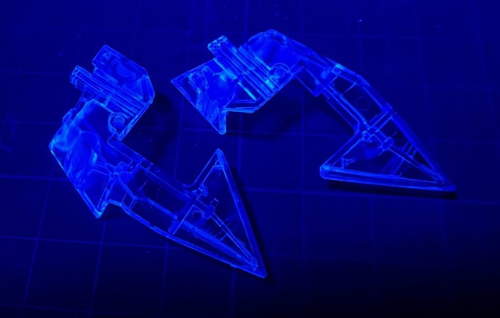 倍量ちょいくらいに薄めたUV塗料をパーツの縁に流して拭き取る。UV環境下での作業なのですごい目に悪い感じ。ちなみに右が拭き取り後だけど、写真だとよくわからない。