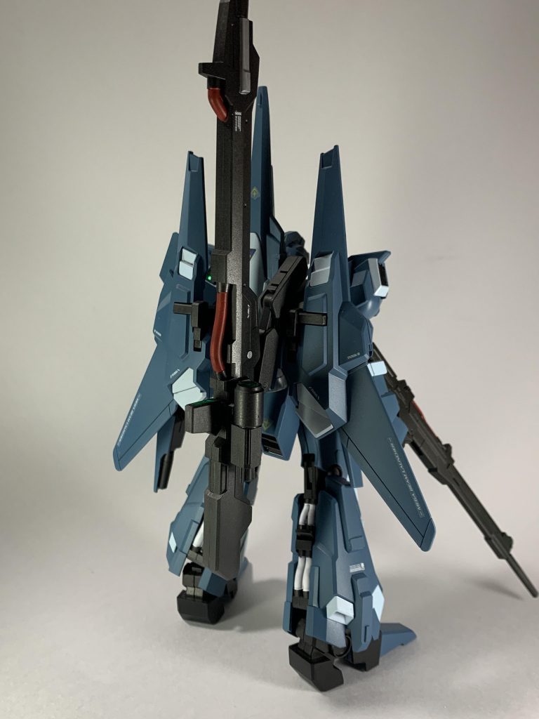 バックショット脚部のパイプはあえて白を選択し、別パーツ感を出しています。