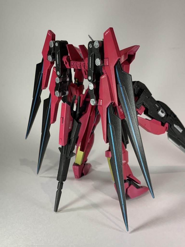 ウイングユニットは背面に集約されたが、それぞれがアームにより接続されており、肩部に装備されていた頃以上の可動域を獲得している。これによりMS形態、ストライダー形態どちらでもより変則的な軌道が可能となっている。