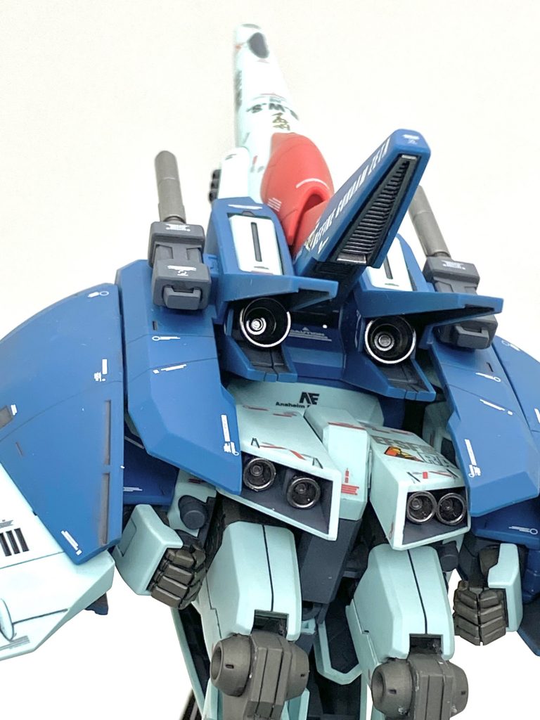 バーニアは全てメタリックで塗装しています。スタビライザーの裏にある三角形のスラスターもマスキングして、メタリックに塗装しました。