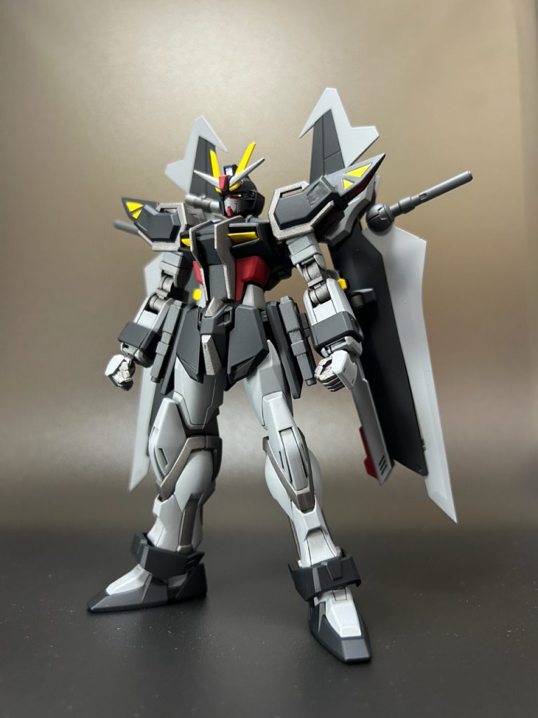 ストライクのまま使えたのは、大腿部とフロント&リアスカート、膝アーマーくらいで、それ以外はノワールのパーツの移植やパテ・プラ板で整形しました。