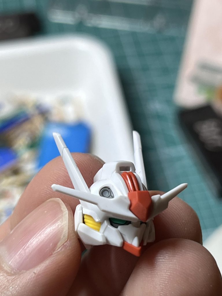 そして接着する部分をだいたい1ミリぐらい削って奥にしました。劇中とは違いますが、キリッとした顔つきになって自分好みに。