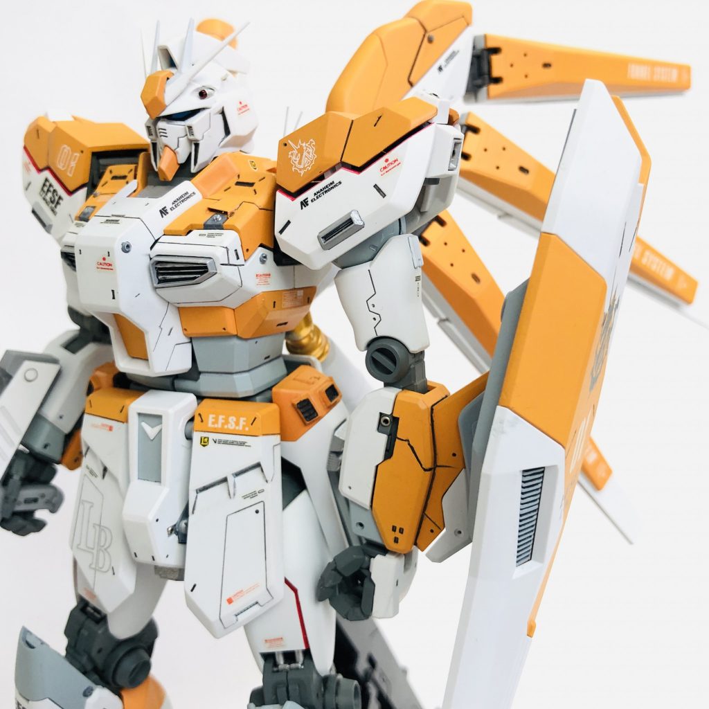 筋彫りや丸モールドを入れて情報量を上げたかったんだと思います。バルカンや背部バーニアはメタルパーツなのですがバックショットの画像は残っていませんでした。。。