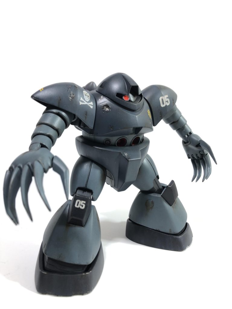 グレー系で塗装しウェザリングし軽く傷を付けています。