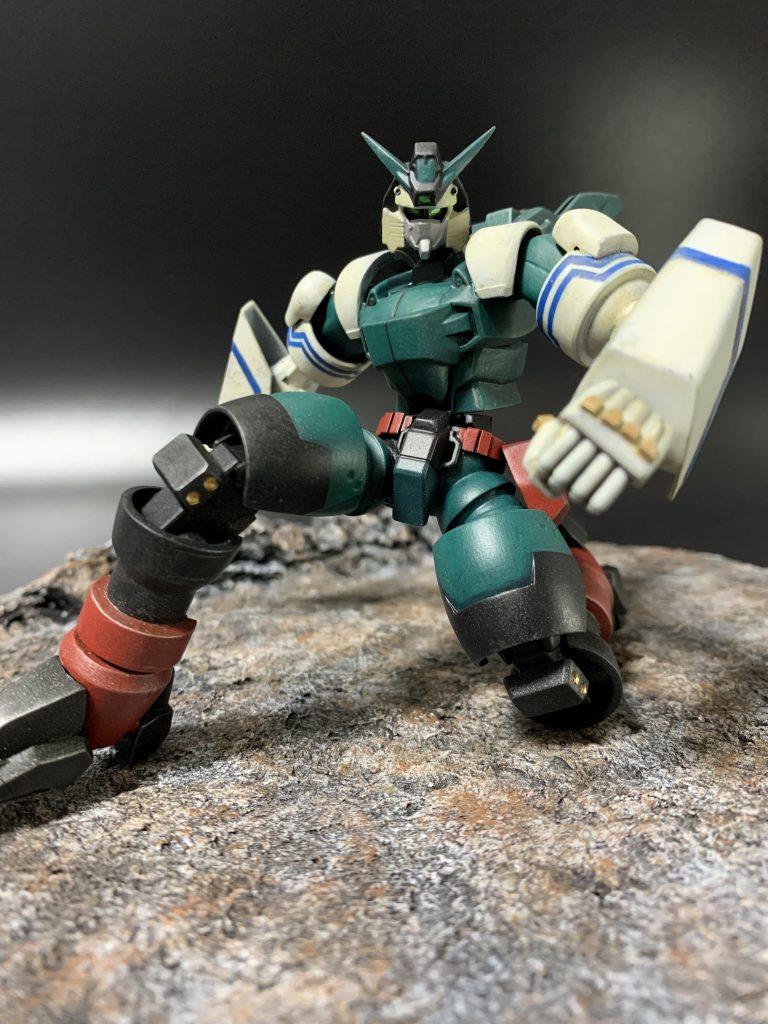 前回、爆豪ガンダムの隣に立つべく作りました。ベースは旧キットシャイニングガンダム。腕の形がデクのアーマーぽいかな？と思って選びましたが結局シャイニングの腕そのままでは使いませんでした。ほぼ固定ポーズで、動くのは頭部、両ひざ、くらいです。