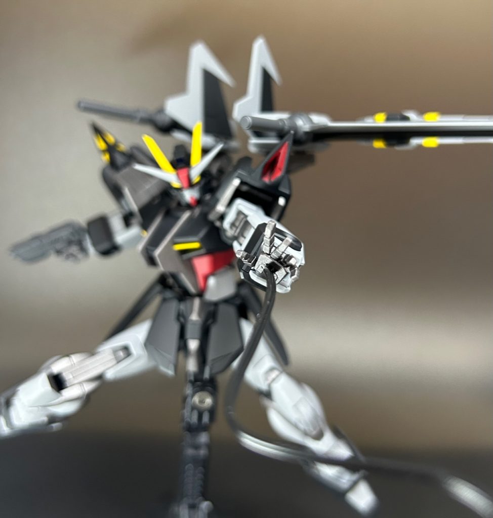 掌のアンカーランチャーは、ビルドナックルズ角に開口して取り付けています。ストライクノワール付属の物だと結構大きかったので、持ち手・握り手と合わせました。