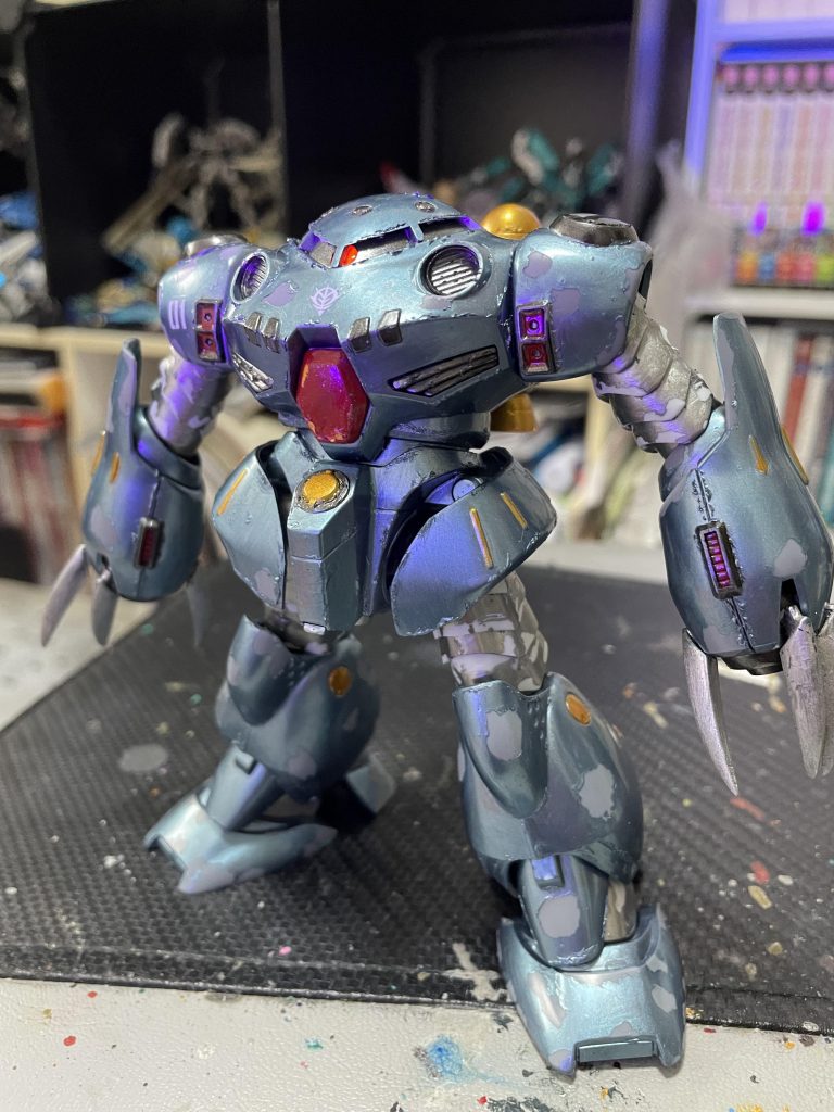 すでにサビ表現のための加工が施してありますが、全塗装状態です。メタリック系塗料を筆塗り全塗装しました。どうせ汚すので気を使わずに雑に塗れたので楽しかったです。メインの調色したちょっと薄いメタリックブルーのような色が結構綺麗です。大きい丸いサビはマスキングゾルをランダムに塗ってから塗装して、後で剥がしました。最初はここにサビの塗料を塗るだけで良いだろうと考えてましたが、しっくりこなかったので結局全てにデザインナイフでめくれ表現をいれました。