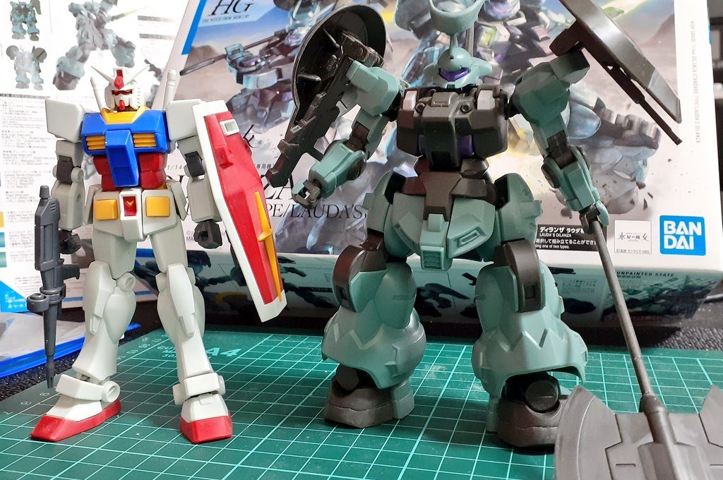 パッと見るとやはり短足に見えるのは何故、、、。 EGガンダムと並べてもそれほど足が短いわけではないのにね。