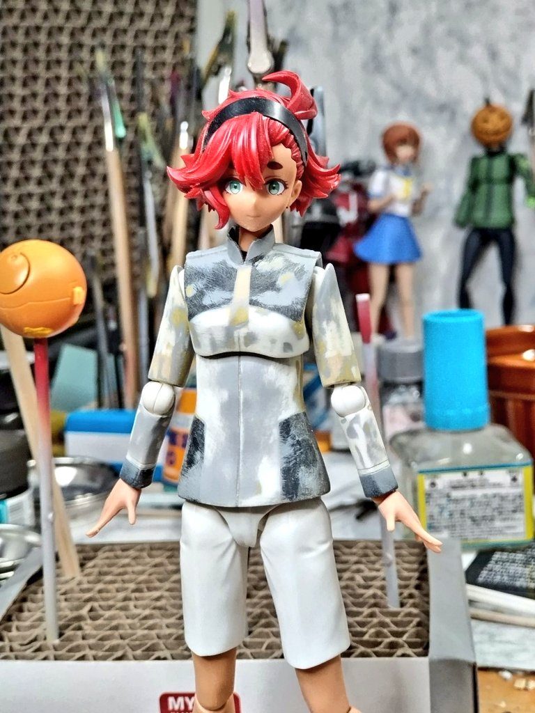こんな感じで盛り削り。手首はこのあと30MSのパーツに交換して塗装しました