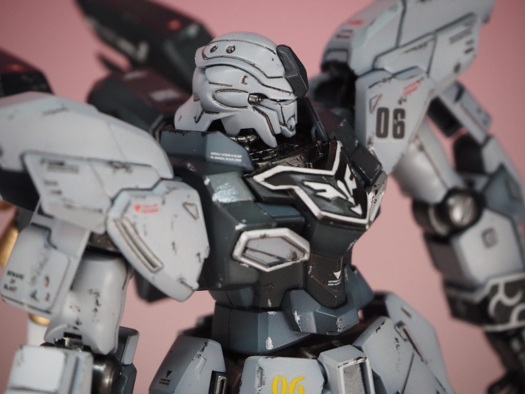 エングレービングは一部モールドが省略されているのでマスキングで塗装しています。